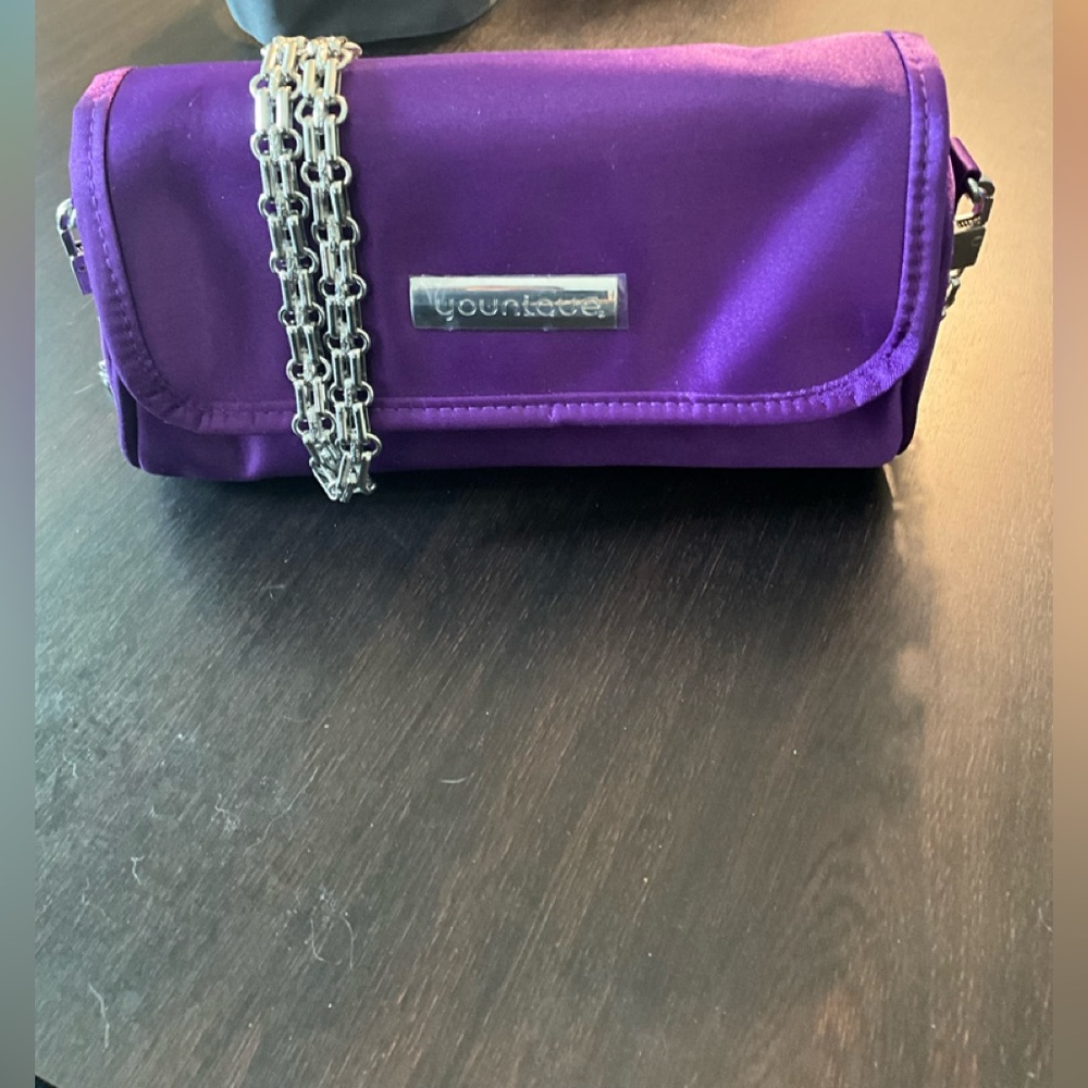 Younique clutch with chain